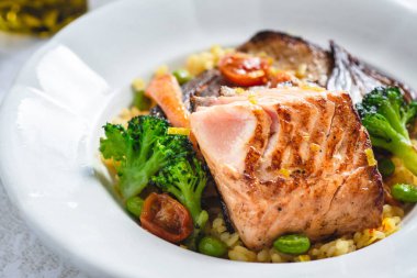 Rustik Beyaz Tabakta Sebzeli Kavrulmuş Somon Filetosu. Sağlıklı Gıda Kavramı.