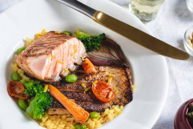 Rustik Beyaz Tabakta Sebzeli Kavrulmuş Somon Filetosu. Sağlıklı Gıda Kavramı.