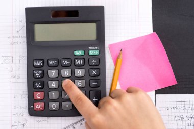 Matematik Dersi Sırasında Hesap Makinesi Düğmesine Parmak. Okul Konsepti.