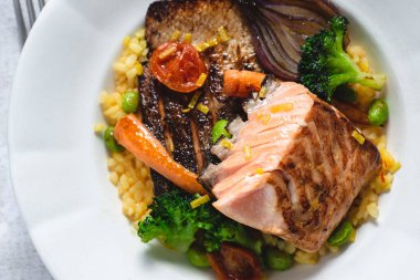 Rustik Beyaz Tabakta Sebzeli Kavrulmuş Somon Filetosu. Sağlıklı Gıda Kavramı.