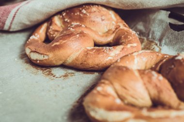 Fırında Taze Hamur İşleri. Fırın Tepsisine Fırından Kraker.