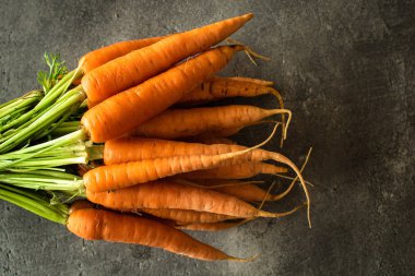 Rustik Koyu Arka Plan Üzerinde Nantes Havuç