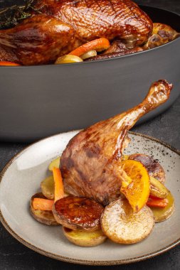 Patates, Havuç ve Portakal ile Kavrulmuş Ördek Bacak
