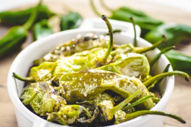 Beyaz Kase'de Kavrulmuş Padron Yeşil Biber. Pimientos de Padron.