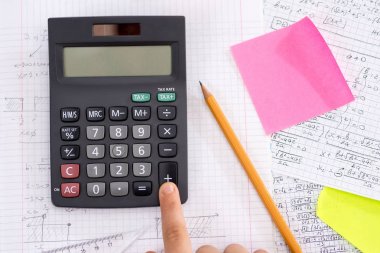 Matematik Dersi Sırasında Hesap Makinesi Düğmesine Parmak. Okul Konsepti.