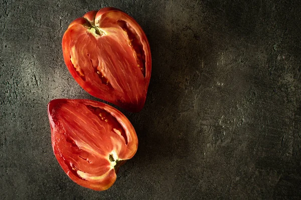 Hands Cutting Organic Bull 's Heart Heirloom Tomato — стоковое фото