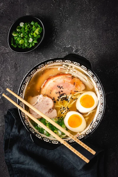 Udon Erişte, Domuz, Yumurta ve Soğan koyu Taş Arka Plan ile Japon Ramen Çorbası