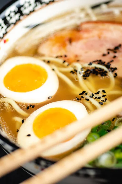 우동, 돼지고기, 계란, 파를 곁들인 일본식 라멘 수프 — 스톡 사진