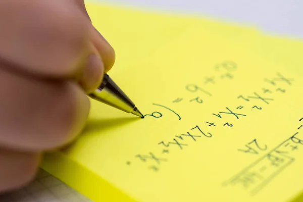 Pisanie na żółtym przyklejone notatki z bliska. Ołówek w ręce dzieci. — Zdjęcie stockowe