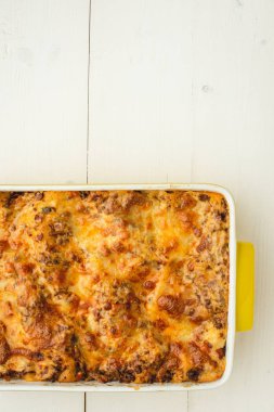 Rustik Beyaz Ahşap Arka Plan Üzerinde Sığır, Peynir ve Domates Soslu İtalyan Lazanya Bolonez