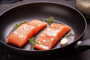 Kekik ve Sarımsak ile Tavada Taze ve Çiğ Somon Biftek