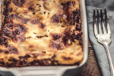 Koyu Ahşap Arka Plan Üzerinde Rustik İtalyan Lazanya Bolonez