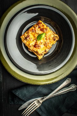 Koyu Tabakta Kıyma ve Yeşil Fesleğenli İtalyan Lazanya