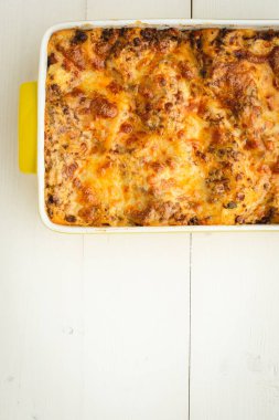 Rustik Beyaz Ahşap Arka Plan Üzerinde Sığır, Peynir ve Domates Soslu İtalyan Lazanya Bolonez