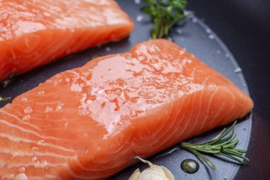 Kekik ve Sarımsak ile Tavada Taze ve Çiğ Somon Biftek