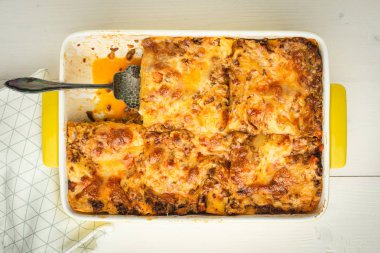 Rustik Beyaz Ahşap Arka Plan Üzerinde Sığır, Peynir ve Domates Soslu İtalyan Lazanya Bolonez