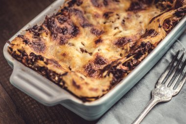 Koyu Ahşap Arka Plan Üzerinde Rustik İtalyan Lazanya Bolonez