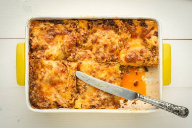 Rustik Beyaz Ahşap Arka Plan Üzerinde Sığır, Peynir ve Domates Soslu İtalyan Lazanya Bolonez