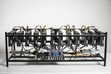 Güçlü Bilgisayar Grafik Kartları Kullanarak Cryptocurrency için Madencilik Rig Makine