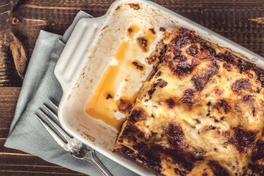 Koyu Ahşap Arka Plan Üzerinde Rustik İtalyan Lazanya Bolonez