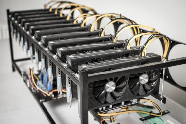 Güçlü Bilgisayar Grafik Kartları Kullanarak Cryptocurrency için Madencilik Rig Makine