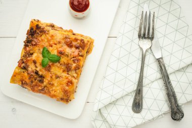 Beyaz Arka Planda Kıymalı Taze İtalyan Lazanyası, Domates Sosu ve Taze Fesleğen