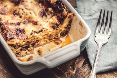 Koyu Ahşap Arka Plan Üzerinde Rustik İtalyan Lazanya Bolonez