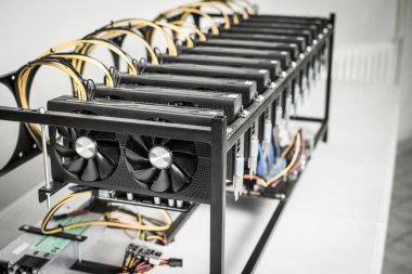 Güçlü Bilgisayar Grafik Kartları Kullanarak Cryptocurrency için Madencilik Rig Makine