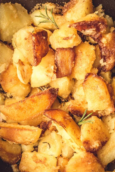 Cunhas de batata frita com alho e alecrim — Fotografia de Stock