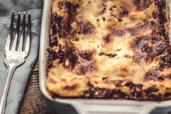 Lasagne rustiche italiane bolognesi su fondo legno scuro — Foto Stock