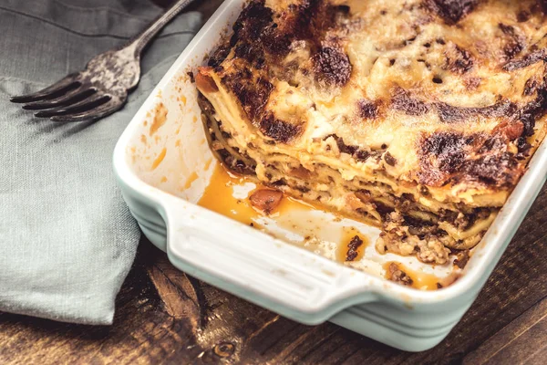 Lasagne italienne rustique bolognaise sur fond en bois foncé — Photo