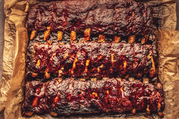 Rústico costillas de cerdo barbacoa a la parrilla caliente y picante —  Fotos de Stock