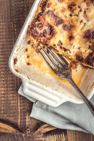 Rustieke Italiaanse lasagne Bolognese op donkere houten achtergrond — Stockfoto