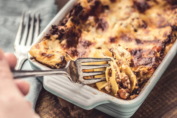 Rustieke Italiaanse lasagne Bolognese op donkere houten achtergrond — Stockfoto