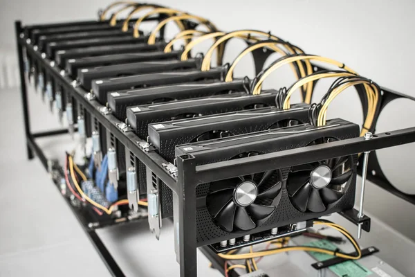Güçlü Bilgisayar Grafik Kartları Kullanarak Cryptocurrency için Madencilik Rig Makine