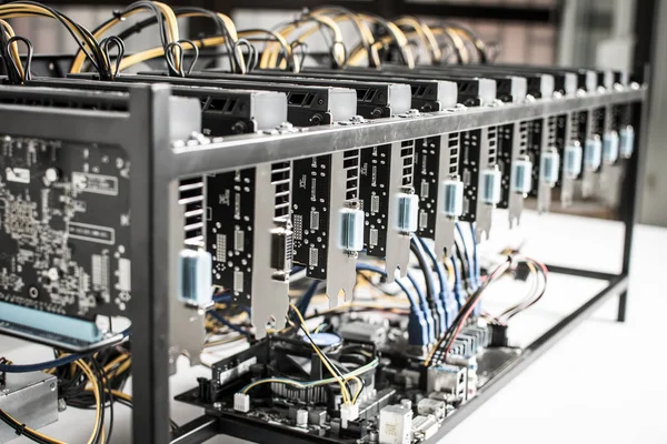 Güçlü Bilgisayar Grafik Kartları Kullanarak Cryptocurrency için Madencilik Rig Makine