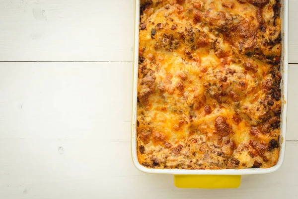 Italienische Lasagne Bolognese mit Rindfleisch, Käse und Tomatensauce auf rustikalem weißem Holzhintergrund — Stockfoto