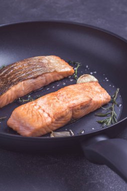 Biberiye ve Sarımsak ile Siyah Tavada Izgara Somon Fileto