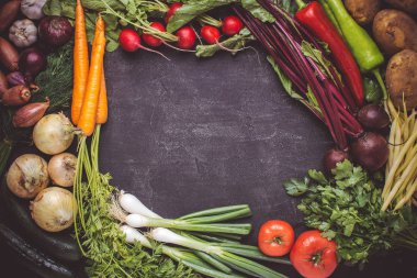 Menü veya tarifi koyu arka planda taze sebzeler için mockup. Vejetaryen ham gıda. Kopyalama alanı ile sağlıklı beslenme konsepti.