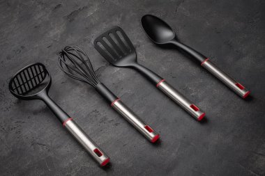 Koyu arka planda modern siyah plastik mutfak eşyaları