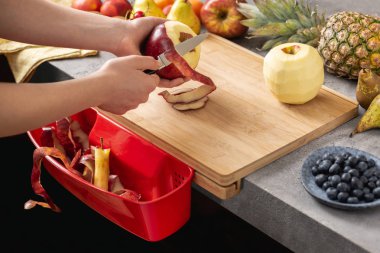 Taze karışık meyve salatası hazırlanıyor. Sağlıklı yeme konsepti.