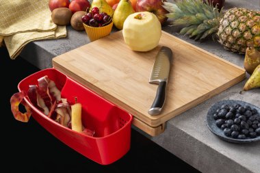 Atık konteyner, Santoku Şef bıçak ve taze meyveler ile ahşap kesme tahtası. Sağlıklı yeme konsepti.