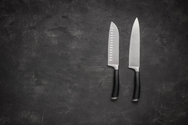 Koyu arka planda şef ve Santoku bıçağı