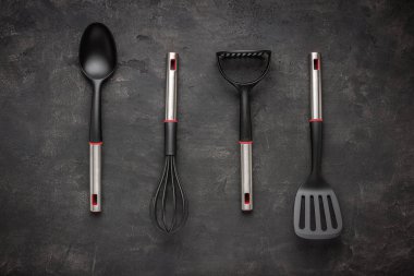Koyu arka planda modern siyah plastik mutfak eşyaları
