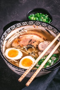 Siyah arka plan üzerinde domuz, yumurta ve Scallion ile Japon ramen çorbası Udon Noodles