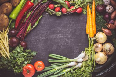 Koyu arka planda taze sebzeler ile menü veya tarifi mockup