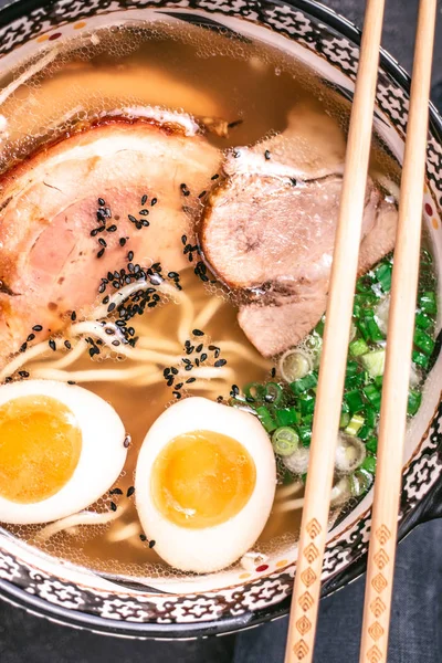 Udon Noodles in zuppa di ramen giapponese con maiale, uova e scalogno su sfondo scuro — Foto Stock