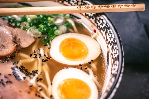 Fideos Udon en sopa de ramen japonesa con cerdo, huevos y cebolla en fondo oscuro —  Fotos de Stock