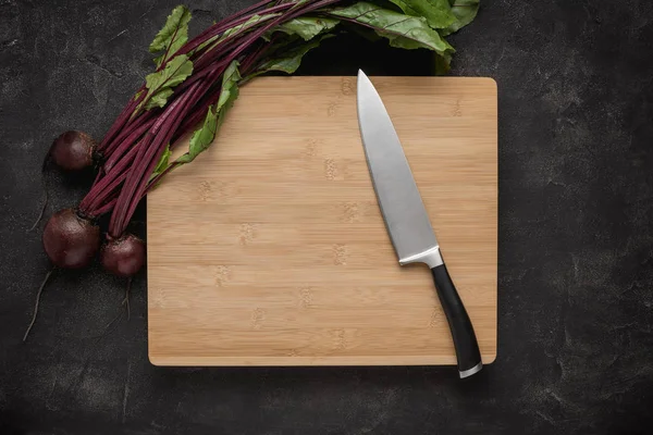 Кухонный нож шеф-повара на доске для резки дерева — стоковое фото