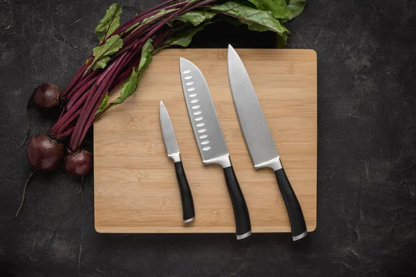 Juego de cuchillos de cocina en tabla de cortar madera — Foto de Stock